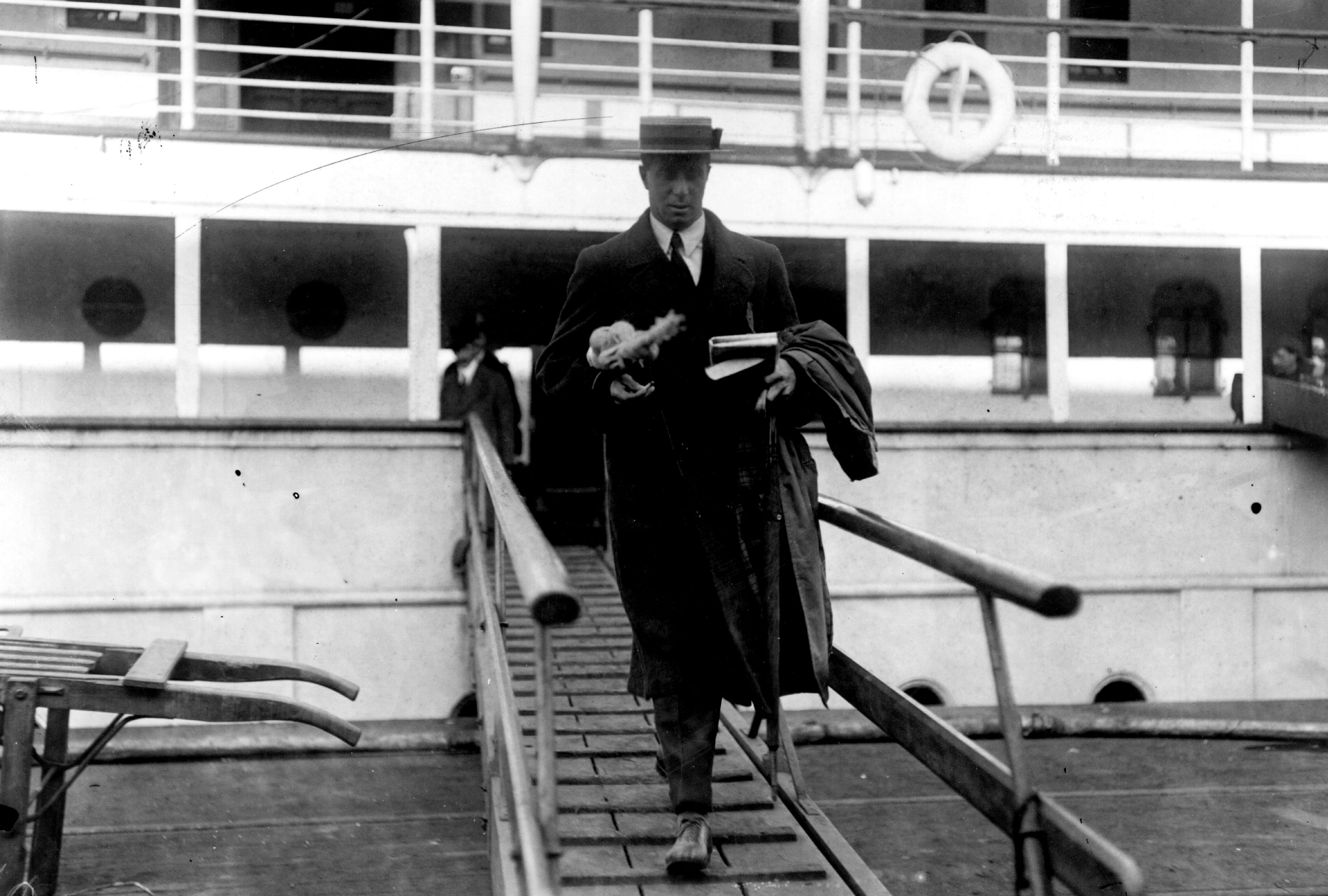 31st May 1914: Return of the MCC team from South Africa. J W H T Douglas coming ashore. (Photo by Topical Press Agency/Getty Images)
